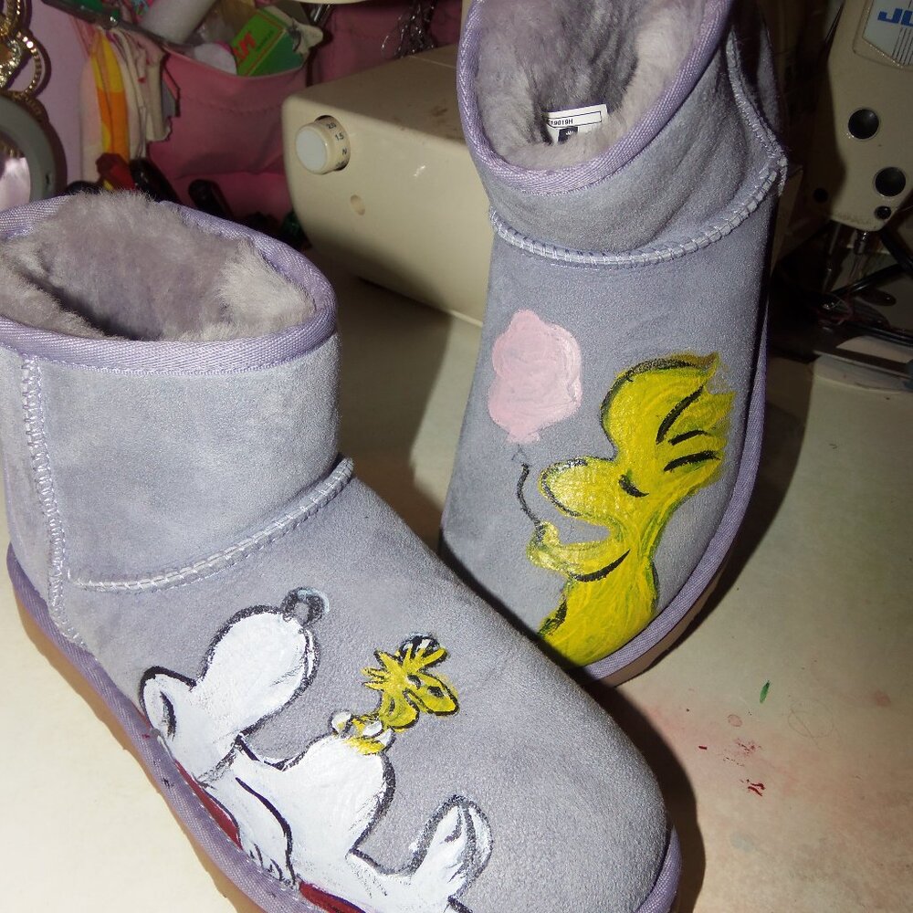 UGG Lavender Classic Boots Size 6 (more like Teen size) HAND ART  SNOOPY NEW